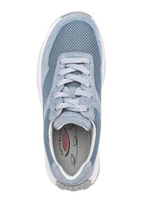 Lichtblauwe sportschoen van mesh en suede materialen, ronde neus, witte veters en een gevoerde kraag. Beschikt over een textuurzool en het logo aan de binnenzijde.