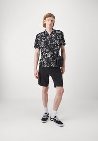 Selected Homme SLHRELAXSUN SHIRT RESORT - Skjorter - black