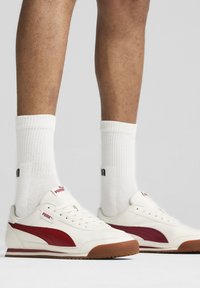 Puma TURINO SNEAKERS - Sportbačiai - warm white intense red gum