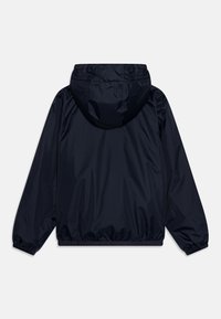 Giacca leggera blu navy realizzata in materiale resistente all'acqua, dotata di cappuccio, polsini elasticizzati e orlo svasato per una vestibilità sicura.