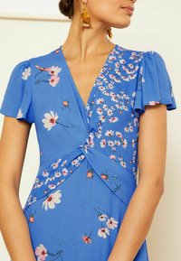 Love & Roses FLUTTER SLEEVE TWIST FRONT REGULAR FIT - Dienas kleita - blue floral