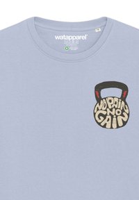 Lichtblauw katoenen T-shirt met een zwart-wit kettlebell graphic met rode accenten, en de tekst "No Pain No Gain."