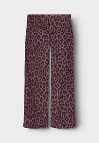 Pantalons larges imprimés léopard dans des nuances de prune et de marron avec une texture douce, comprenant deux poches arrière et une coupe décontractée.