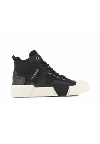 Høye sneakers i svart stoff med gummidetaljer, teksturert mellomsåle, rund tå og kontrastfarget hvit såle. Har snøring og logodetalj.