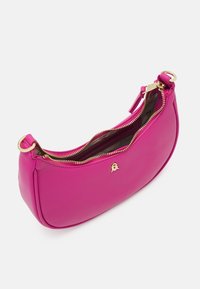 Sac à main en cuir rose à forme incurvée, fermeture éclair supérieure et détails en métal doré. Présente un logo sur le devant.