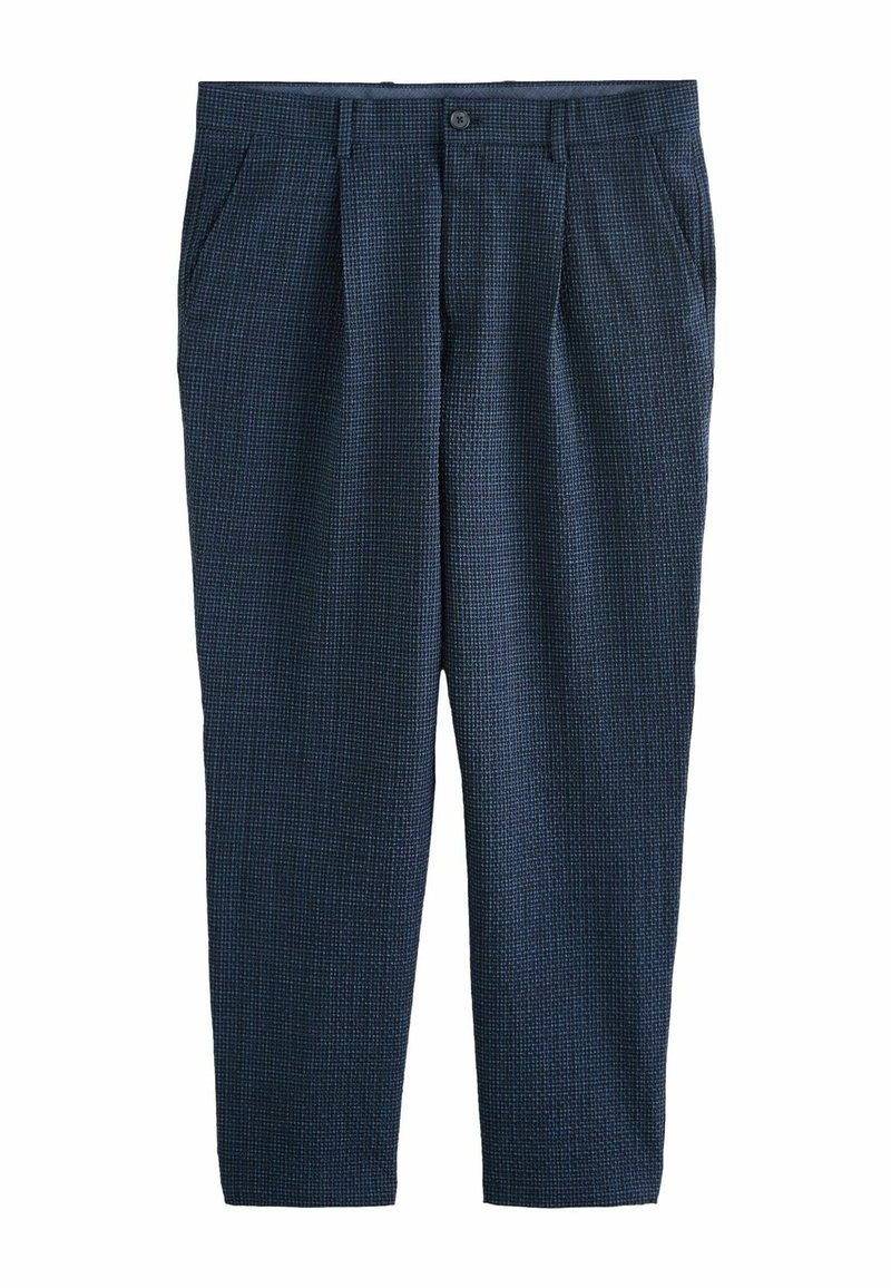Pantalon de costume homme bleu marine texturé avec poches latérales, plis devant, fermeture à boutons et passants de ceinture, présenté à plat sur fond blanc.