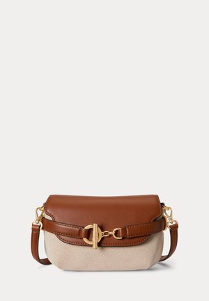 Liten beige tøy- og brun skinnveske med gullfarget lås og justerbar rem på ensfarget bakgrunn.