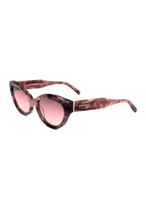 Occhiali da sole stile cat-eye con montatura marrone marmorizzata e lenti rosa, con il marchio Scotch & Soda sulla stanghetta.