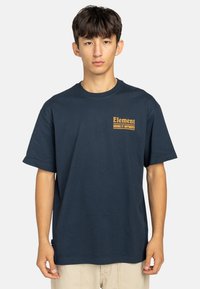 Marineblauwe katoenen t-shirt met korte mouwen, ronde hals en een print op de borst in oranje met de tekst "Element DOING IT ANYWAYS."