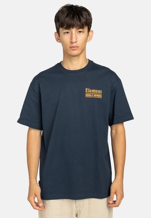 Navyblaue Baumwoll-T-Shirt mit kurzen Ärmeln, Rundhalsausschnitt und einem orangen Frontdruck auf der Brust mit der Aufschrift "Element DOING IT ANYWAYS."