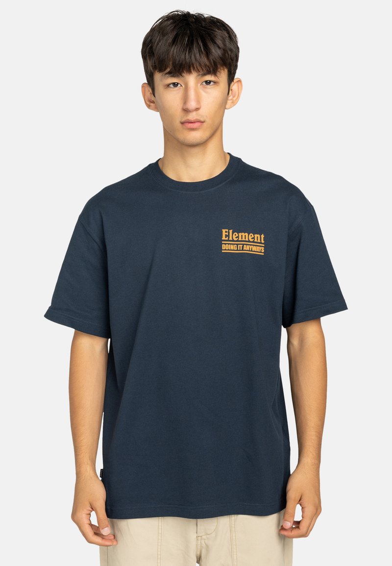 Marineblauwe katoenen t-shirt met korte mouwen, ronde hals en een print op de borst in oranje met de tekst "Element DOING IT ANYWAYS."