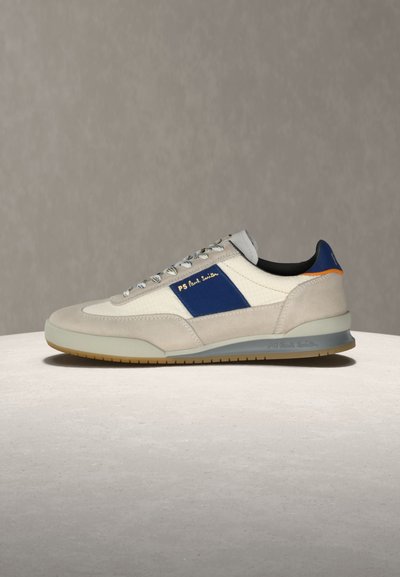 Χαμηλό sneaker με μπεζ καστόρι και λευκό ύφασμα, με μπλε σκούρο πλαϊνό πάνελ με κείμενο "PS Paul Smith" σε κίτρινη γραμματοσειρά.