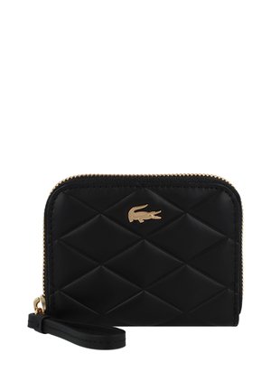 Zwarte gegolfde portemonnee van leer, voorzien van een gouden rits en een gouden logo-accent. Compact rechthoekige vorm met een polsband.