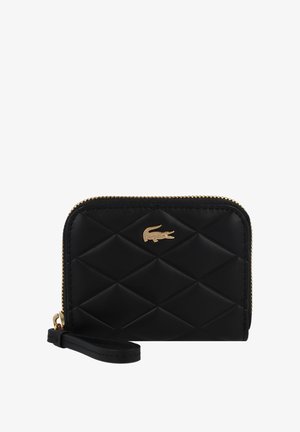 Billetera negra acolchada de cuero, con un zipper dorado y un acento de logo dorado. Forma rectangular compacta con una correa para la muñeca.