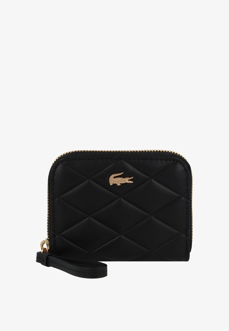 Porte-monnaie noir matelassé en cuir, doté d'une fermeture éclair dorée et d'un logo doré. Forme rectangulaire compacte avec une lanière pour le poignet.