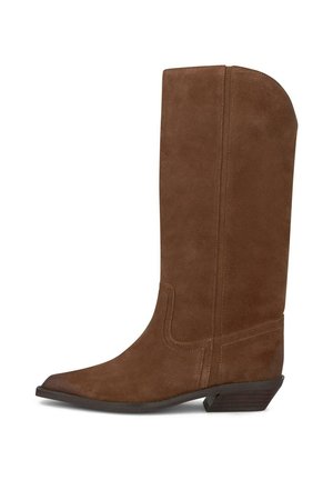 Bota estilo vaquero de ante marrón hasta la mitad de la pantorrilla con punta afilada, tacón bajo apilado y detalles simples cosidos en la caña y el pie.