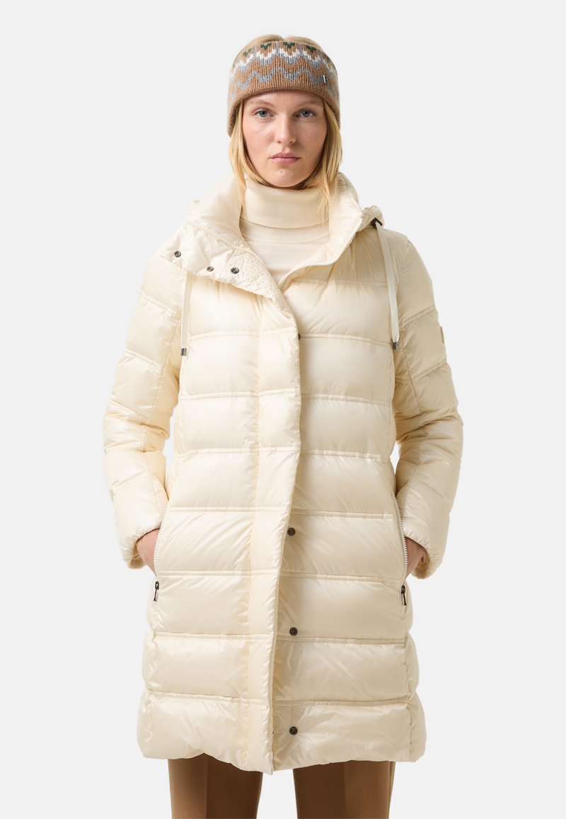 Kremowy płaszcz puchowy z pikowanym wzorem, zamek błyskawiczny z przodu, zatrzaski oraz odpinany kaptur. Miękka struktura, boczne kieszenie i dopasowany krój.