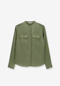 Olijfgroen langemouwshirt van gladde stof met een staande kraag, twee borstzakken en knoopaccenten op de schouders.