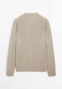 Beige gestreifter Strickpullover mit langen Ärmeln, Rundhalsausschnitt und taillierten Bündchen, von hinten auf einem weißen Hintergrund gezeigt.