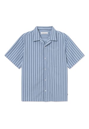Jasnoniebieska koszula z krótkim rękawem na guziki z ciemnymi pionowymi paskami, kołnierzem rozłożystym i kieszenią na piersi, ułożona płasko na białym tle.
