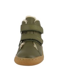 Scarpa alta in pelle verde con due cinturini in velcro, suola in gomma color cuoio e rivestimento in pile bianco visibile al colletto e nelle cuciture laterali.