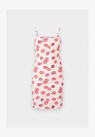 Ανοιχτό ροζ φόρεμα χωρίς μανίκια με λεπτές τιράντες, καλυμμένο με κόκκινα και ροζ αποτυπώματα χειλιών και μικρά μαύρα λογότυπα "Moschino".