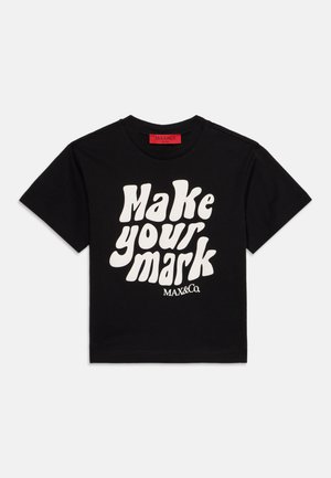 T-shirt noir à manches courtes avec texte blanc "Make your mark" et étiquette rouge indiquant "MAX&Co" au col.