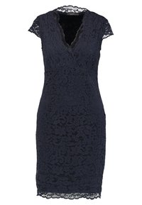 Mörkblå spetsklänning med korta ärmar, V-ringning och blommönster. Figursydd silhuett och scalloped nederkant.