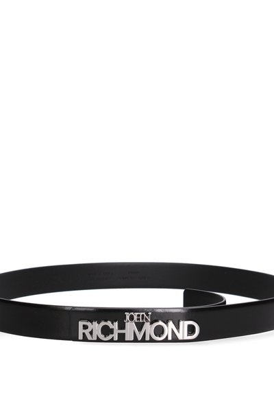 Ceinture en cuir noir avec boucle en métal argenté portant le nom de la marque « John Richmond » en lettres capitales.
