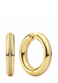 Guldörhängen med en slät, rundad design och en rad små klara kristaller inlagda längs ena sidan.