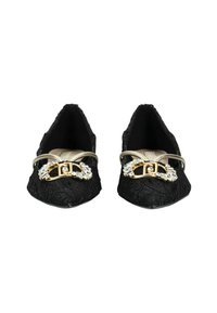 Ballerine nere con texture di pizzo, punta appuntita e fibbia dorata con accenti di strass sulla parte frontale. Morbida fodera interna.