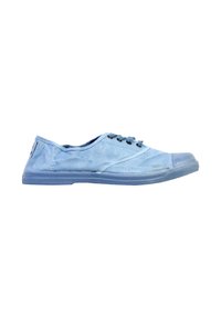 Zapatilla de lona azul claro con suela y puntera de goma, cinco ojales con cordones azules, vista lateral sobre fondo blanco.