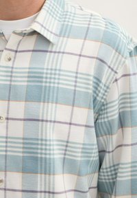 Baumwoll-Hemd mit kariertem Muster in Hellblau, Weiß und Lila, ausgestattet mit einem Button-Down-Kragen und einem leichten, strukturierten Stoff.