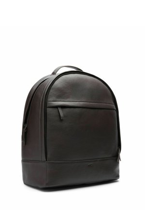 Zwarte leren rugzak met afgeronde bovenkant, voorvak met rits, zijkant met rits en bovenste draaghengsel tegen een witte achtergrond.