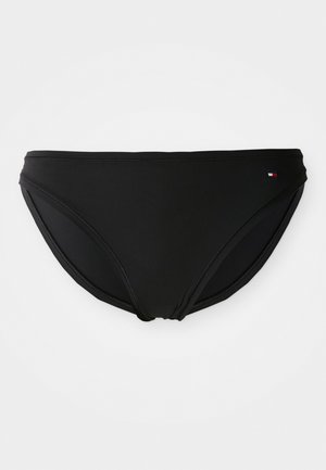 Musta matala vyötäröinen bikinitrio, jossa on pieni suorakulmainen punainen, valkoinen ja sininen logo oikeassa lantiossa, esiteltynä yksinkertaisella valkoisella taustalla.