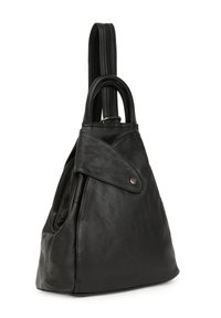 Borsa a tracolla nera in pelle con forma triangolare, dotata di chiusura a zip, grande pattina e doppi manici. Superficie testurizzata con hardware minimale.