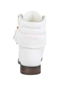 Bottines blanches avec col rembourré, détails zippés et design texturé. Présentent un talon en bois brun et un matériau lisse semblable au cuir.