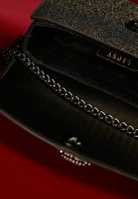 Borsa a pochette nera glitter con catena argento, interno con morbido rivestimento nero e etichetta con la scritta "Lipsy". Chiusura magnetica.