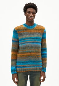Strickpullover mit horizontalen Streifen in Blau, Orange und Braun. Rippkragen und -bündchen, lockere Passform und strukturiertes Material.