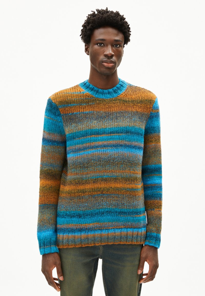 Strickpullover mit horizontalen Streifen in Blau, Orange und Braun. Rippkragen und -bündchen, lockere Passform und strukturiertes Material.
