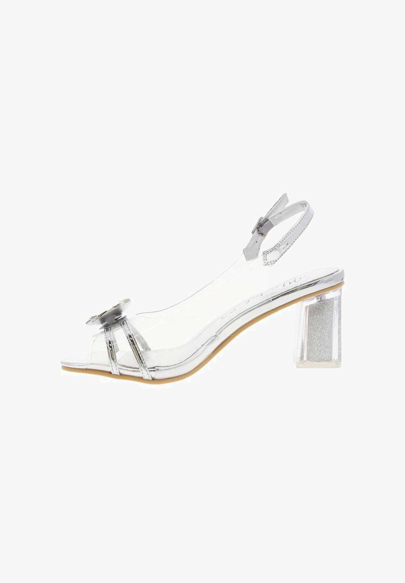 Sandal à talon-block transparent en matériau synthétique clair avec un accent de fleur argentée et une sangle réglable à l'arrière.