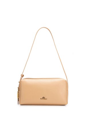 Béžová obdélníková kožená kabelka s jedním popruhem, zlatým zipem a malým zlatým logem značky uprostřed na přední straně.