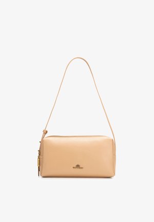 Bolso rectangular de cuero beige con una sola correa, cierre de cremallera dorado y pequeño logo de la marca en dorado centrado en la parte frontal.