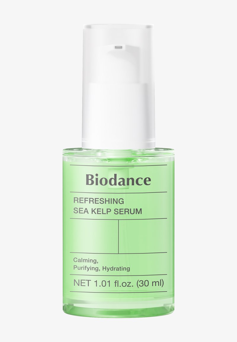 Flacon de sérum aux algues marines rafraîchissant biodance vert avec pompe blanche, étiqueté apaisant, purifiant, hydratant, volume visible de 30 ml.