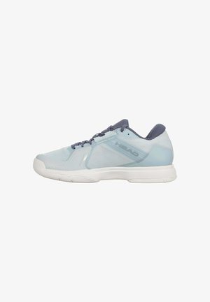 Sportschuh mit niedrigem Schnitt in Hellblau und Weiß mit dunkelblauen Schnürsenkeln, Mesh-Obermaterial und einer dicken, gepolsterten Sohle für sportliche Nutzung.