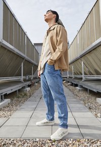 Weekday BARREL - Calças de ganga de corte afunilado - harper blue