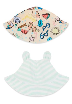 Twee babyzonnekleppen: één beige met kleurrijke zomerse iconen, de andere mintgroen met witte strepen en kleine stoffen oortjes.