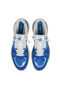 Modré tenisky s kombinovaným zvrškom z semišu a textilu, biele šnúrky a krémové gumové podrážky. Obsahujú logo na jazyku a vrstvené dizajnové akcenty.