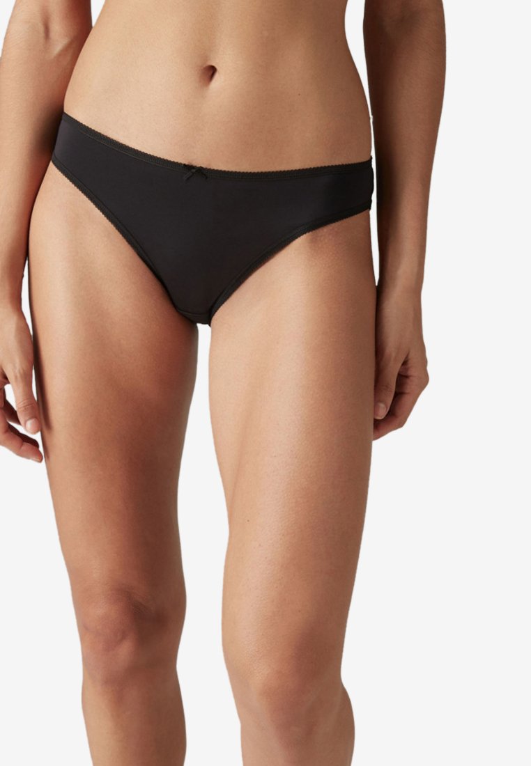 Crne bikini gaćice s glatkom teksturom, niskim krojem i kontrastnim tankim šavovima. Imaju mali mašni ukras sprijeda.