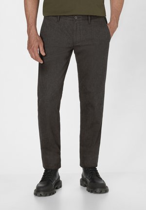Dunkelgraue Hose aus strukturiertem Stoff, schmaler Schnitt und klassisches Design, kombiniert mit schwarzen Schnürstiefeletten.